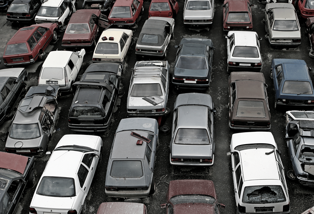 picture of a scrap yard with car that are brought in for scrapping
